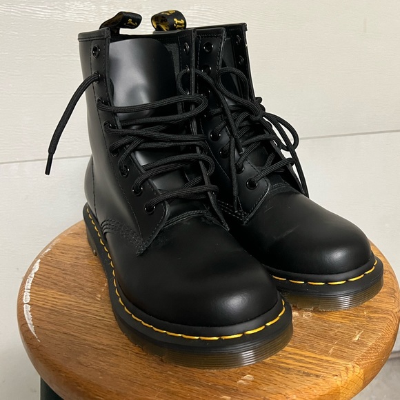 NWOT 1460 W BLACk Dr Martens size 7 - Picture 1 of 8